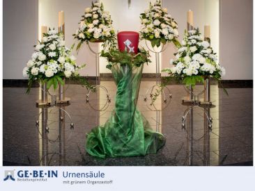 Urnensaeule mit gruenem Organzastoff