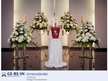 Urnenständer mit Kerzen und farbigem Pannesamttuch