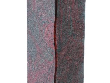 Stehendes Grabmal aus rötlichem Stein