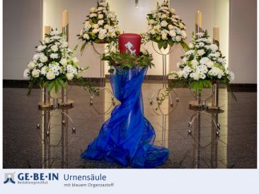 Urnensaeule mit blauem Organzastoff