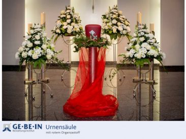 Urnensaeule mit rotem Organzastoff