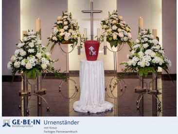 Urnenständer mit Kreuz und farbigem Pannesamttuch