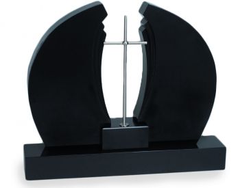 Stehendes Grabmal aus schwarzem Stein mit eingebundenem Kreuz