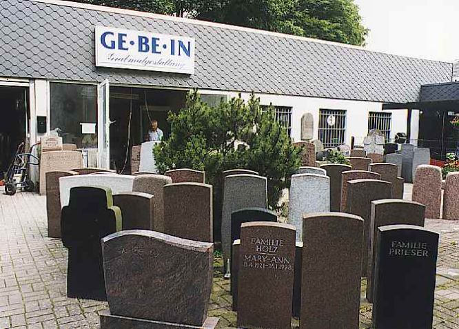 Grabsteinmodelle vor einem GE∙BE∙IN Haus