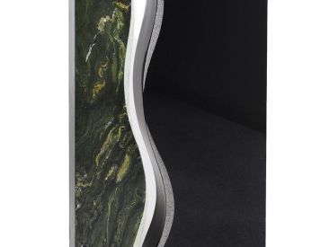 Stehendes Grabmal mit Wellendesign